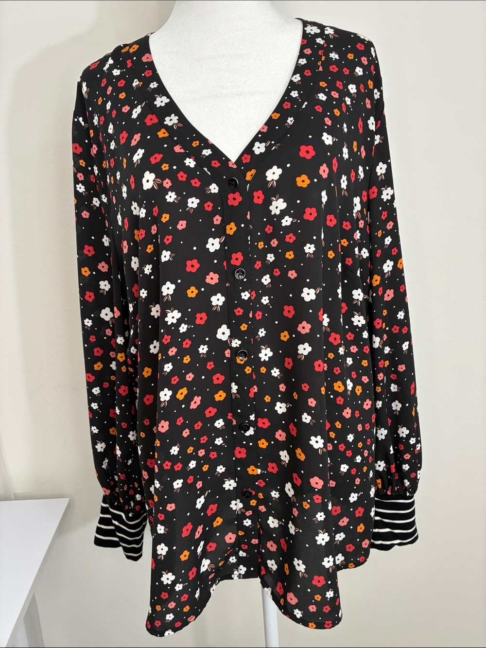 Cabi Women's Black Floral Button-Front V-Neck Blouse XL